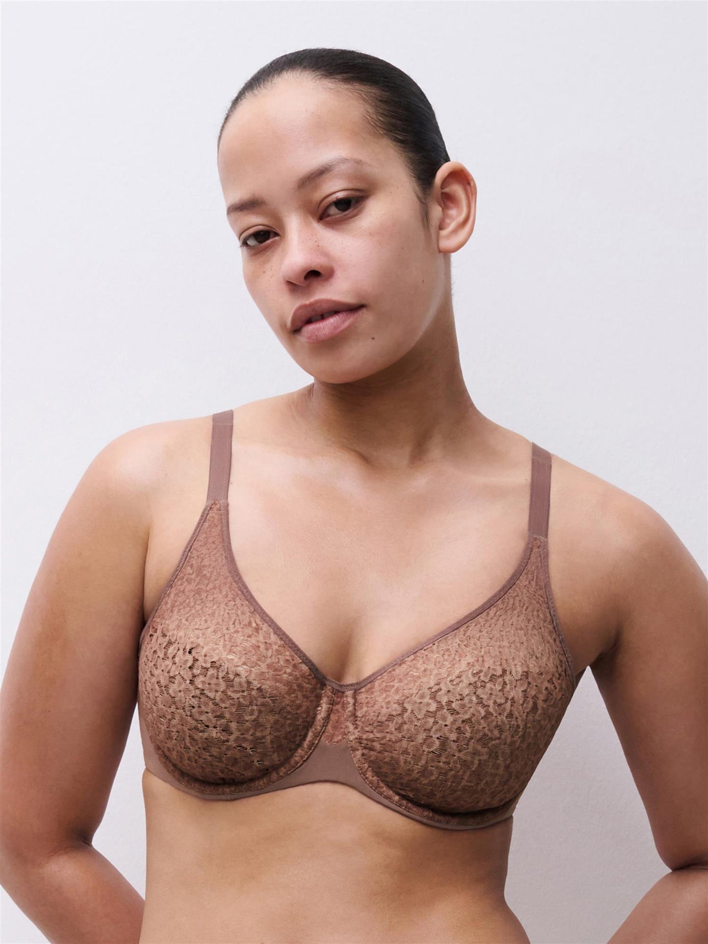 Norah Bh med spile Brown