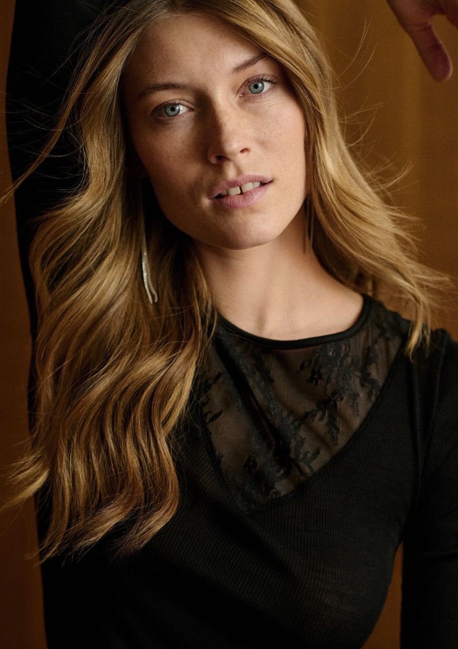 Ull silke top med blonde. Black